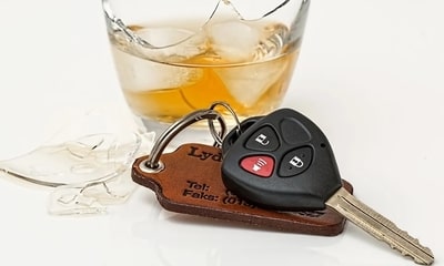 Vaso de trago roto con llaves de carro